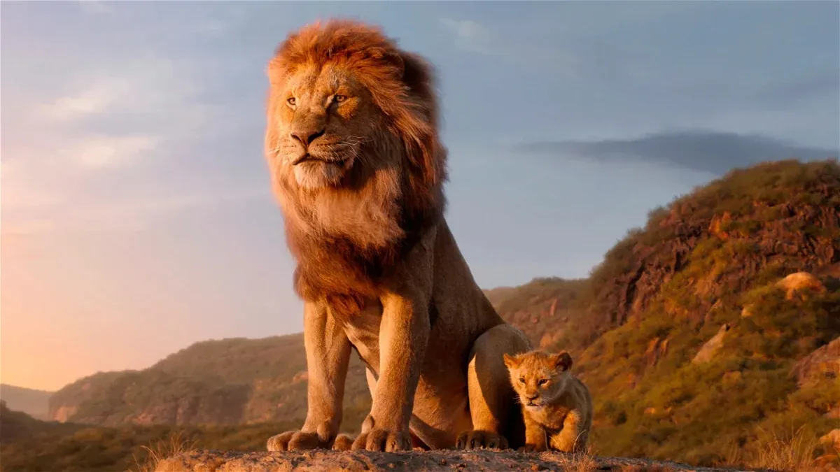 La nueva película de El Rey León, que llega a los cines el 19 de diciembre y explora el improbable ascenso del amado rey de las Tierras del Orgullo. La nueva película de El Rey León, que llega a los cines el 19 de diciembre y explora el improbable ascenso del amado rey de las Tierras del Orgullo.