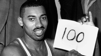 El día que Wilt Chamberlain marcó 100 puntos, el récord en un partido de la NBA