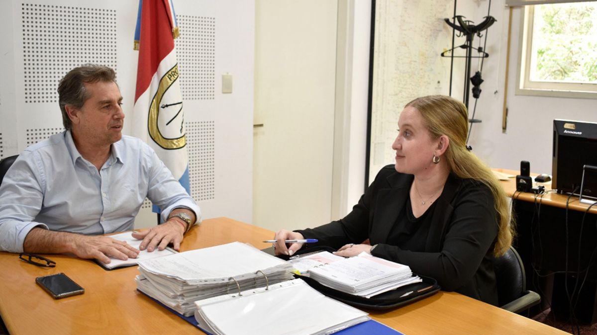 Danilo Capitani junto a Maria Victoria Tejeda durante la reunión por la transición de gobierno de Santa Fe.