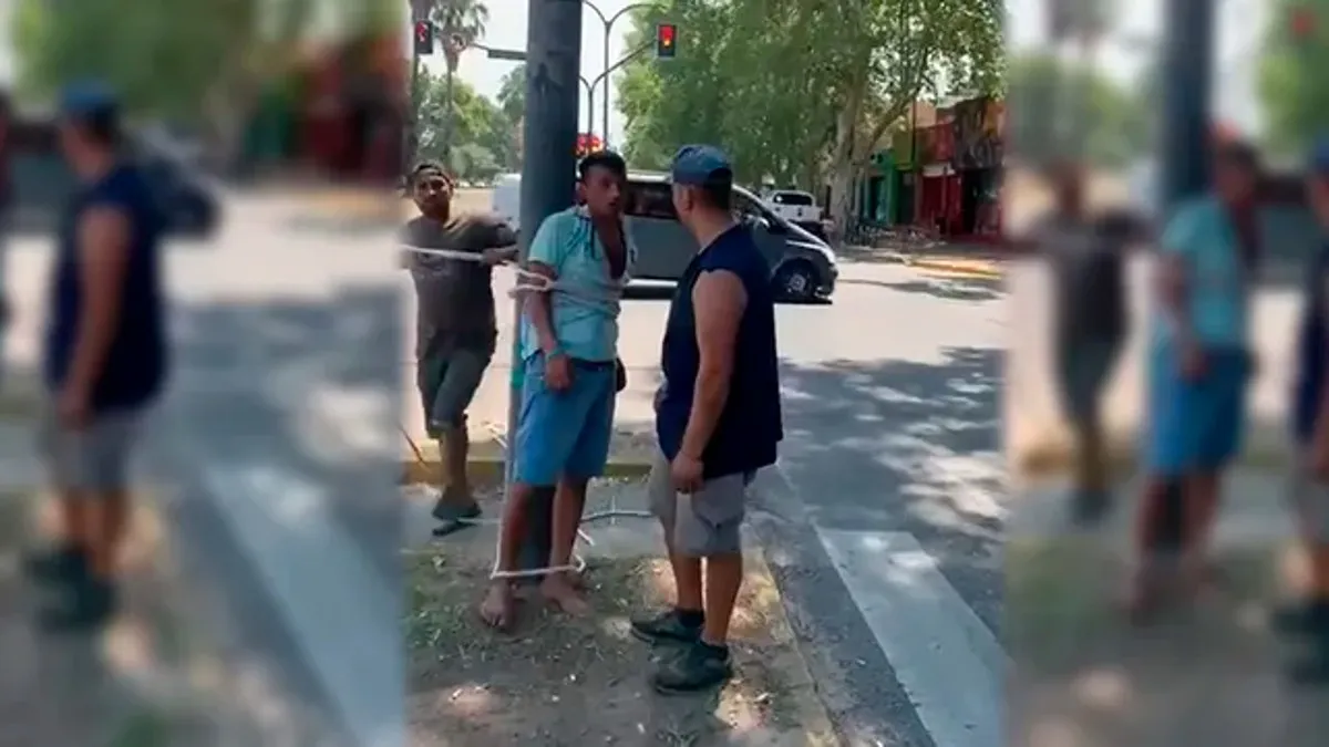 Un grupo de hombres persiguió y ató contra un poste a un ladrón en Rosario: video