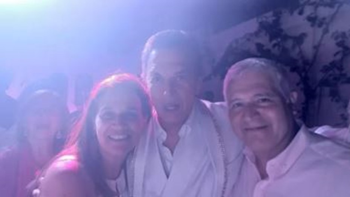 Palito Ortega animó la fiesta de bodas de oro del represor Jorge Antonio Olivera. Palito Ortega animó la fiesta de bodas de oro del represor Jorge Antonio Olivera.