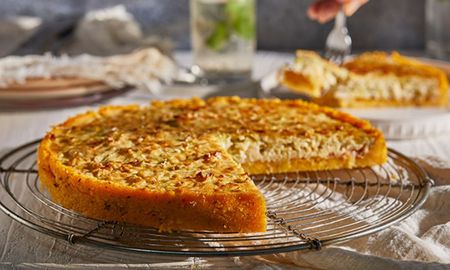 Cómo hacer una tarta de cebolla con una base firme y sabrosa de polenta. Cómo hacer una tarta de cebolla con una base firme y sabrosa de polenta.