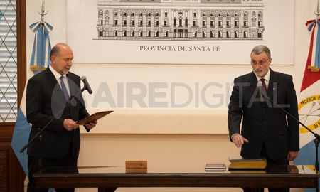 Rimoldi asumió este miércoles como ministro de Seguridad de Santa Fe en un acto que encabezó el gobernador Omar Perotti en el Salón Blanco de Casa de Gobierno. Rimoldi asumió este miércoles como ministro de Seguridad de Santa Fe en un acto que encabezó el gobernador Omar Perotti en el Salón Blanco de Casa de Gobierno.