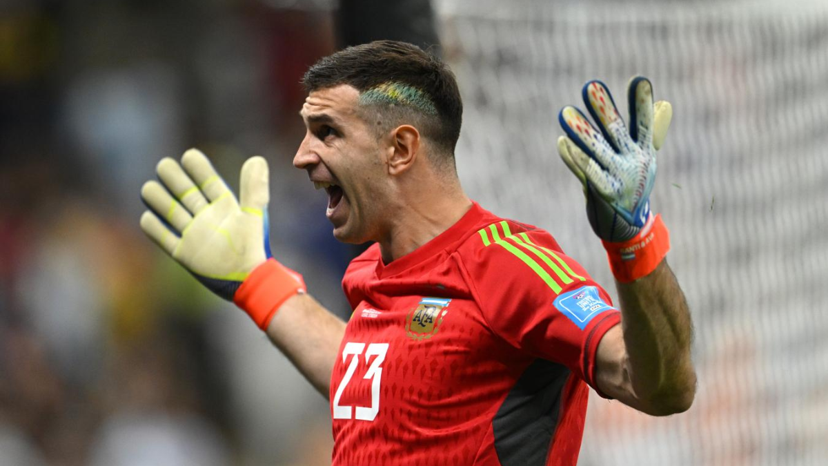 El Dibu Martínez le cumplió el sueño a un niño durante la concentración del equipo en la Copa América. El Dibu Martínez le cumplió el sueño a un niño durante la concentración del equipo en la Copa América.