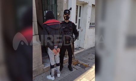El detenido se encontraba prófugo y fue aprehendido luego de una persecución en el norte de la ciudad. El detenido se encontraba prófugo y fue aprehendido luego de una persecución en el norte de la ciudad.