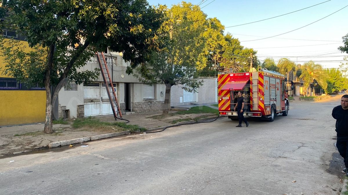 La casa donde se produjo el incendio en el barrio Barranquitas de Santa Fe está deshabitada
