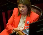 La decisión de la jefa del bloque de senadores oficialistas, Patricia Bullrich (Capital), que anunció que se negaba a cumplir con la orden de la Casa Rosada de rechazar la nominación de Michelli, cayó como una bomba de profundidad en la bancada de La Libertad Avanza en el Senado. La decisión de la jefa del bloque de senadores oficialistas, Patricia Bullrich (Capital), que anunció que se negaba a cumplir con la orden de la Casa Rosada de rechazar la nominación de Michelli, cayó como una bomba de profundidad en la bancada de La Libertad Avanza en el Senado.