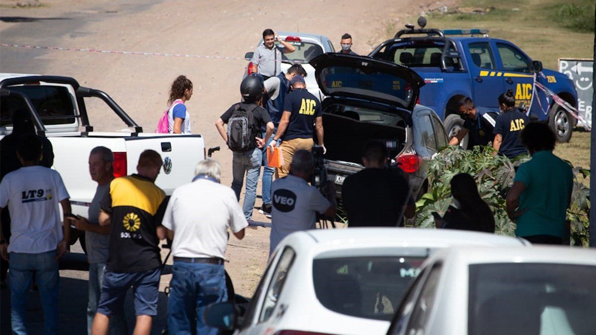 Un operativo policial se montó en torno al hallazgo del automóvil.
