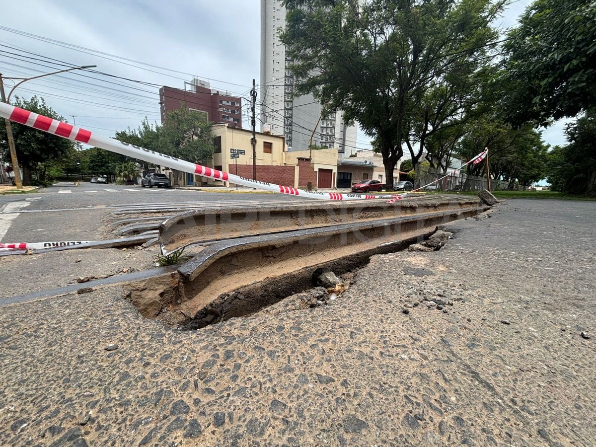Las vías se desprendieron del asfalto. Las vías se desprendieron del asfalto.