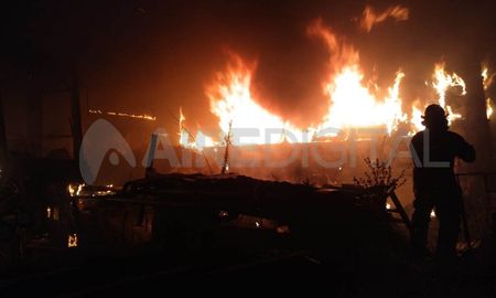 Una importante cantidad de dotaciones de bomberos trabajaron en el predio para mitigar las llamas. Una importante cantidad de dotaciones de bomberos trabajaron en el predio para mitigar las llamas.