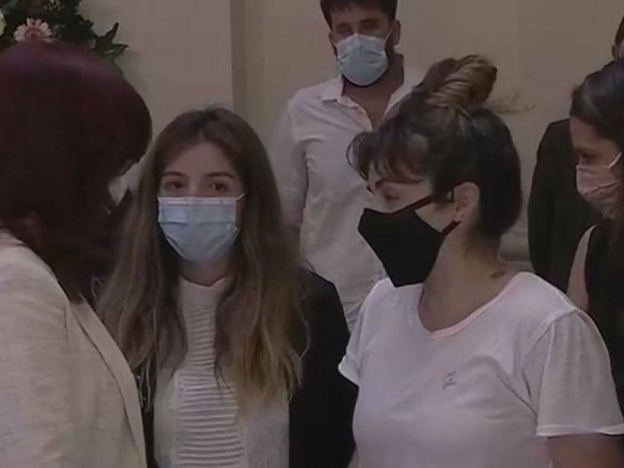 Inesperado argumento: Dalma y Gianinna no saludaron a Cristina Fernández en el velorio de su papá