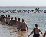 unas dos mil personas permanecieron unidas a flote en el lago epecuen para superar el record guiness