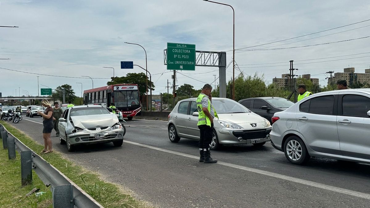 Al lugar llegaron con rapidez policía, personal de tránsito, inspectores municipales y Gendarmería, que trabajaron para remover los autos hacia la banquina y ordenar el flujo vehicular. Al lugar llegaron con rapidez policía, personal de tránsito, inspectores municipales y Gendarmería, que trabajaron para remover los autos hacia la banquina y ordenar el flujo vehicular.