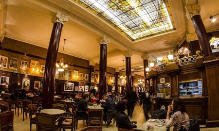 Cuánto sale un chocolate caliente con 3 churros en El Tortoni en mayo 2025. Cuánto sale un chocolate caliente con 3 churros en El Tortoni en mayo 2025.