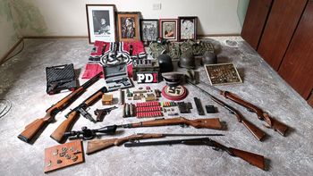 Descubrieron un arsenal de armas y objetos con simbología nazi en un domicilio de Rosario