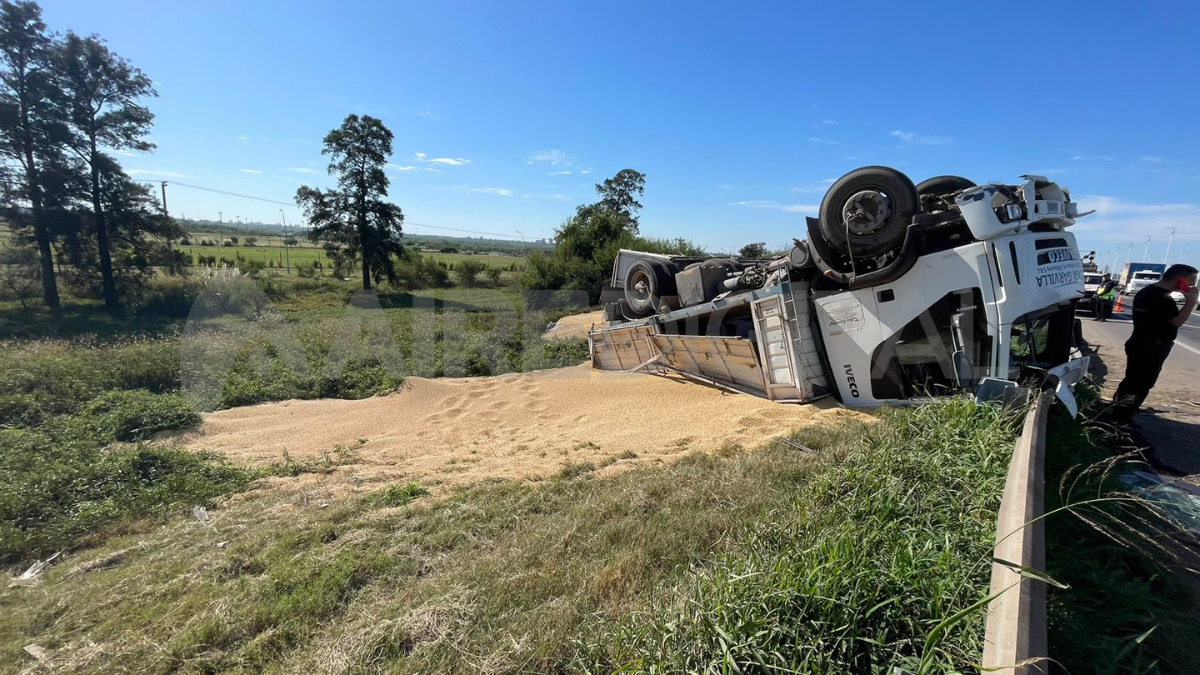 Un camionero perdió el control de su vehículo y volcó sobre la Autopista Santa Fe-Rosario.