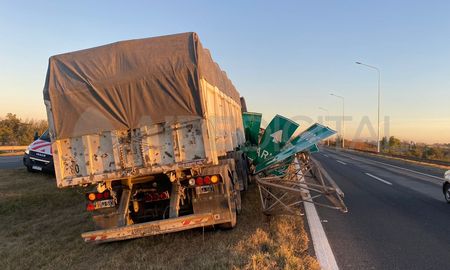 El conductor del camión despistó en la Autopista Rosario - Santa Fe y se llevó puesta una columna de carteles señalizadores. El conductor del camión despistó en la Autopista Rosario - Santa Fe y se llevó puesta una columna de carteles señalizadores.
