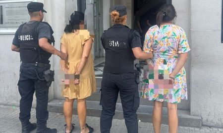 Dos mujeres detenidas en la Terminal de Ómnibus, acusadas de robar teléfonos celulares Dos mujeres detenidas en la Terminal de Ómnibus, acusadas de robar teléfonos celulares