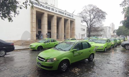Remiseros y taxistas marcharon este viernes para denunciar trabas municipales en la obtención de licencias Remiseros y taxistas marcharon este viernes para denunciar trabas municipales en la obtención de licencias