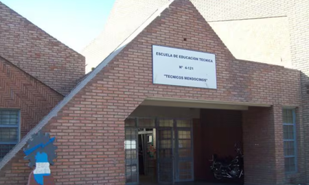 Adolescente llevó un arma a la escuela y amenazó a algunos de sus compañeros. Adolescente llevó un arma a la escuela y amenazó a algunos de sus compañeros.