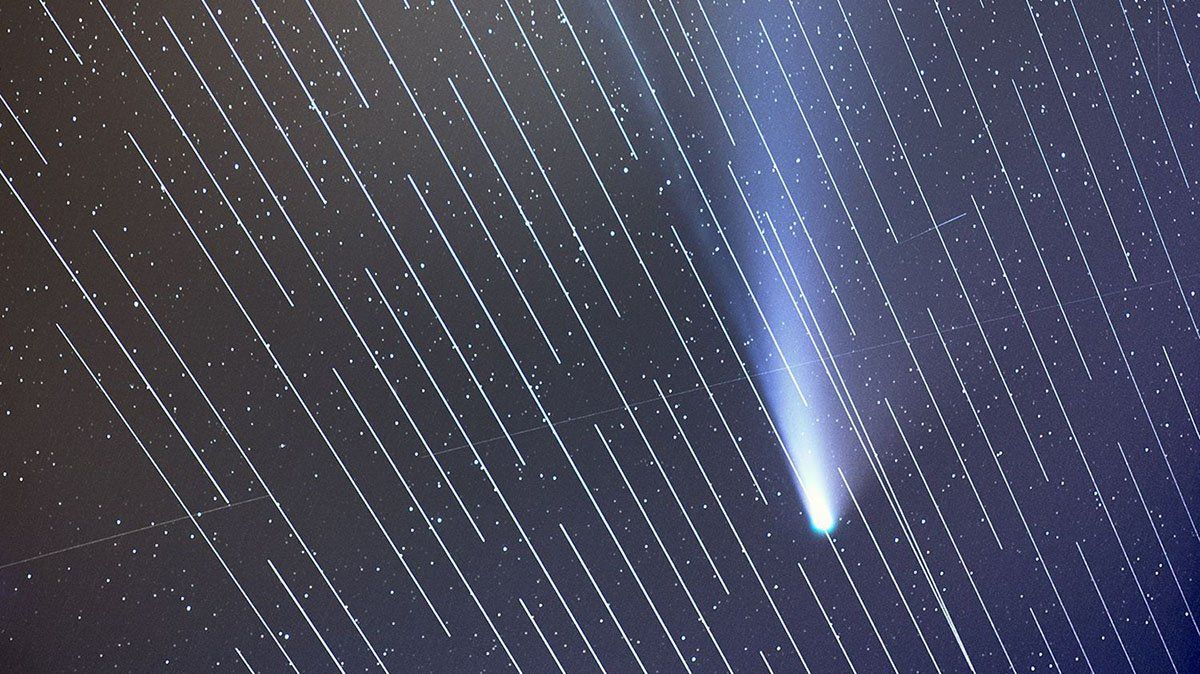 En esta imagen se puede ver al cometa Neowise con la interferencia de los satélites Starlink.