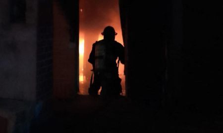 El incendio ocurrió sobre calle Chubut al 6500 durante la madrugada de este miércoles. El incendio ocurrió sobre calle Chubut al 6500 durante la madrugada de este miércoles.