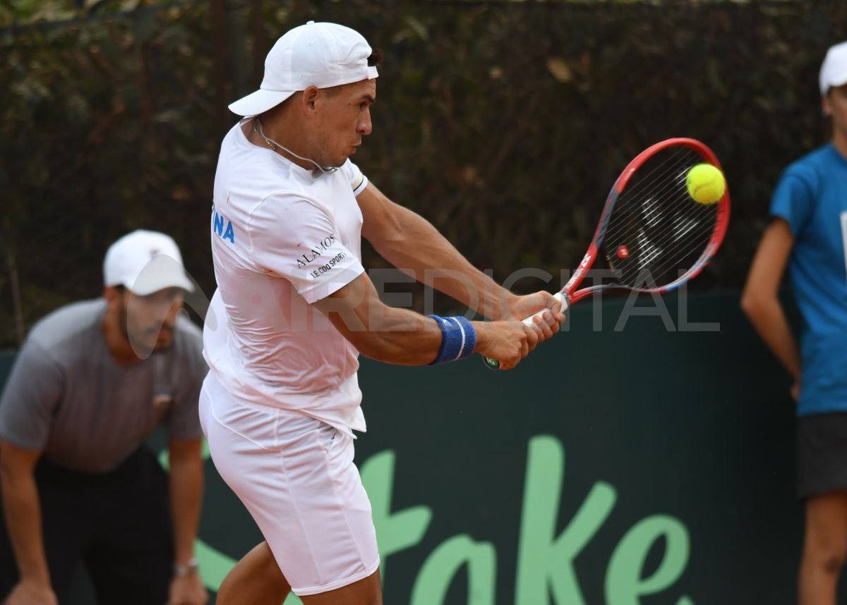 Sebastían Báez venció a Dmitry Popko por 6-4, 3-6 y 7-6 (8-6), y le dio el triunfo al elenco dirigido por Guillermo Coria. Sebastían Báez venció a Dmitry Popko por 6-4, 3-6 y 7-6 (8-6), y le dio el triunfo al elenco dirigido por Guillermo Coria.