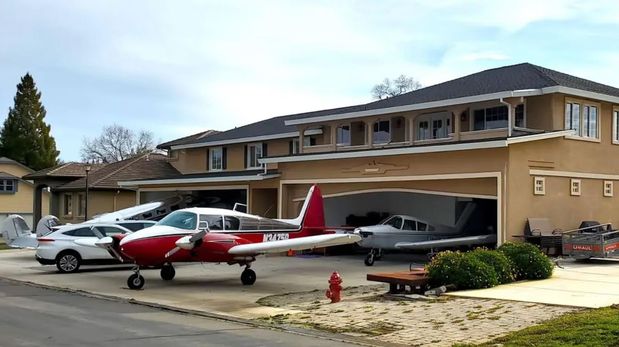 Cameron Airpark Estates es el&nbsp;paraíso de cualquier amante de la actividad&nbsp;aeronáutica con avión propio, ya que cada vivienda tiene un lugar adecuado para&nbsp;dejarlo en la puerta de la misma y, las calles, están diseñadas&nbsp;para arribar al aeropuerto usando una aeronave como si se lo hiciera en un auto.