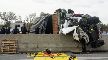 Impactante accidente en Rosario: un camión se incrustó en una barrera y una persona quedó atrapada