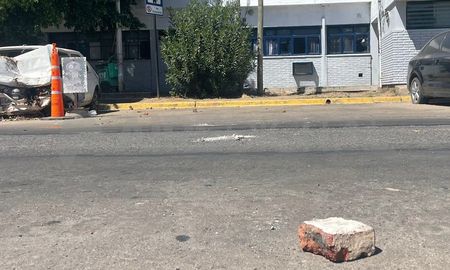 Algunos de los cascotes utilizados en el ataque permanecían en la calle. Algunos de los cascotes utilizados en el ataque permanecían en la calle.