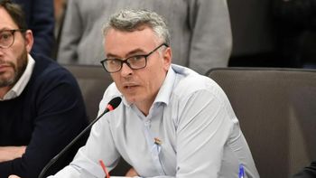 El diputado Esteban Paulón presentó un pedido de informes en la Cámara baja sobre el viaje de la esposa del jefe de Gabinete en la comitiva presidencial.