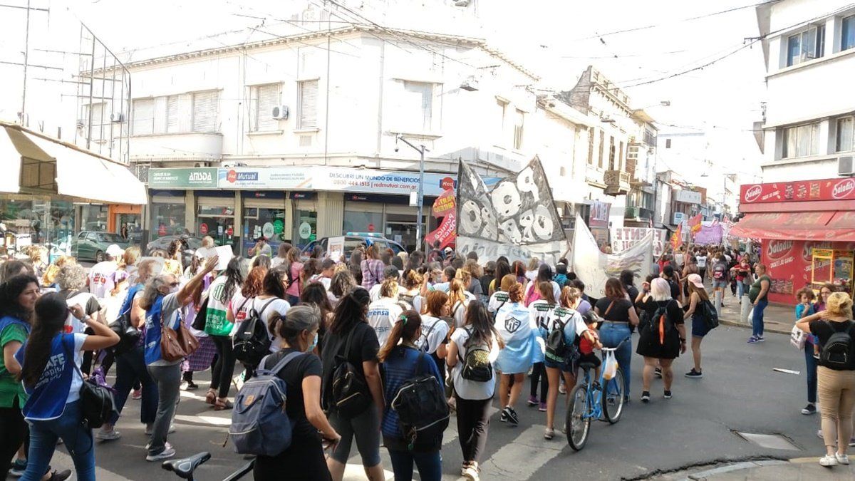 En la ciudad de Santa Fe, el punto de encuentro fue la plaza del Soldado, en donde una importante cantidad de manifestantes se reunieron para luego marchar en bloque hasta la plaza 25 de Mayo.