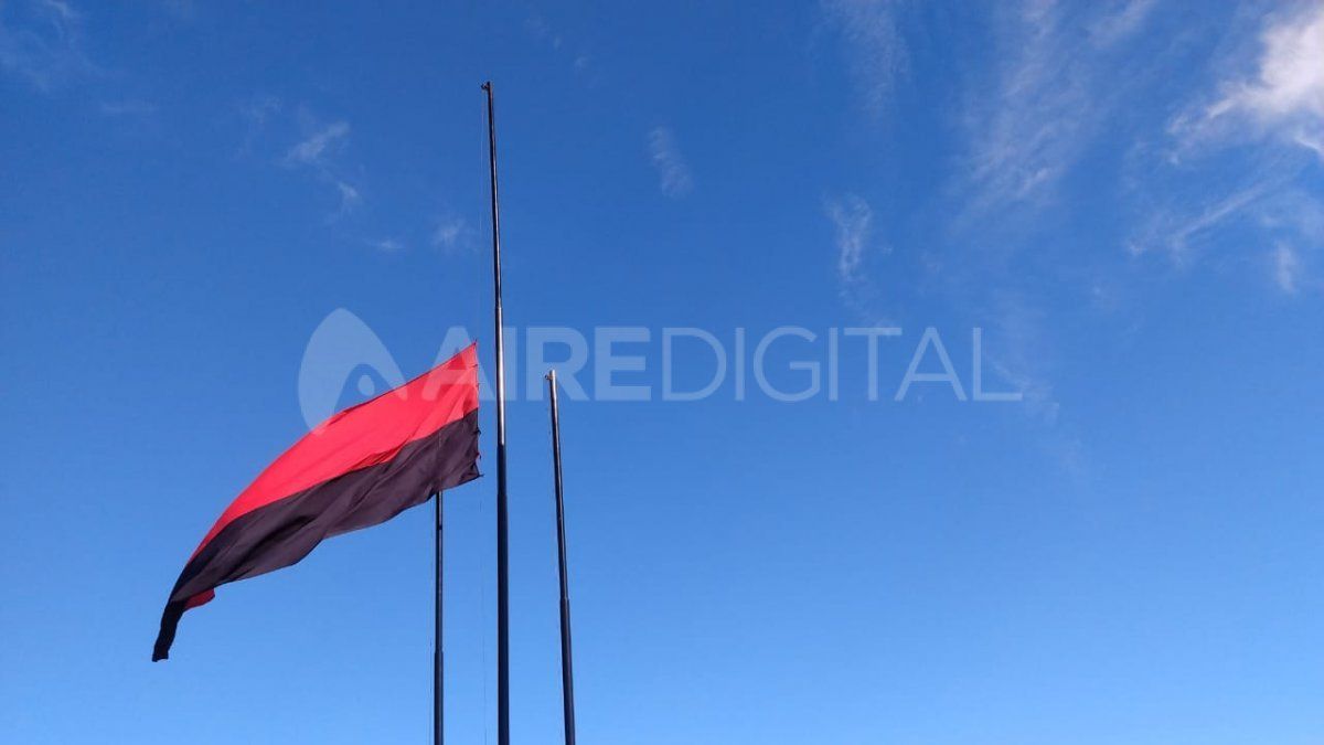 En el Club de campo, la bandera a media asta