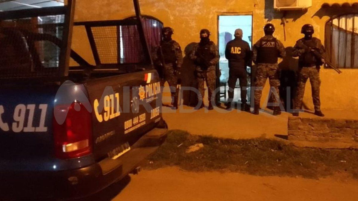 La investigación permitió determinar que uno de los sospechosos actuó desde la celda de la subcomisaría 6ta, mientras que el cómplice se encuentra prófugo  