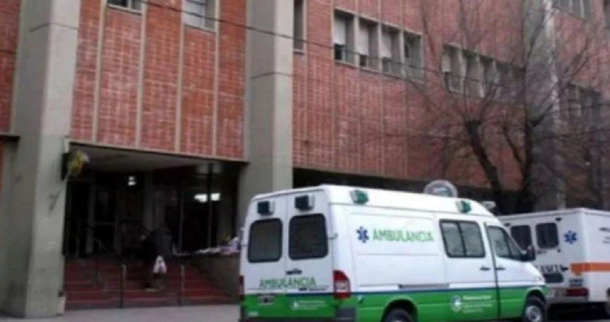 Un nene de seis años encontró un rifle en el balcón de su casa e hirió a su hermana de tres