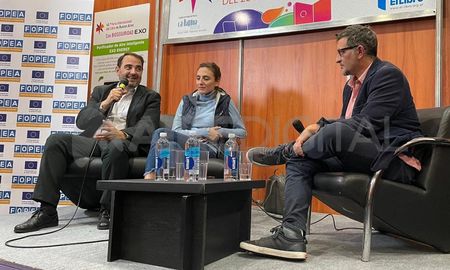 Germán de los Santos cuenta en la Feria del Libro su experiencia cubriendo la guerra en Ucrania para Aire de Santa Fe. Germán de los Santos cuenta en la Feria del Libro su experiencia cubriendo la guerra en Ucrania para Aire de Santa Fe.