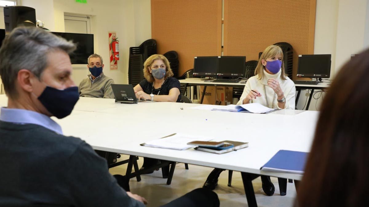Los funcionarios presentes en la reunión interministerial para analizar la situación de coronavirus en la provincia. 