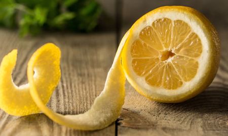 La cáscara de limón puede desodorizar la heladera de forma natural. La cáscara de limón puede desodorizar la heladera de forma natural.