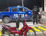 Un hombre robó una moto, fue a cargar nafta y se encontró con el playero que es el dueño. Un hombre robó una moto, fue a cargar nafta y se encontró con el playero que es el dueño.