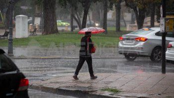 Según el técnico auxiliar en meteorología de AIRE, Pablo Lucero mañana podría ocurrir algunas lloviznas aisladas, pero las condiciones volverán a mejorar rápidamente en la mañana del sábado.