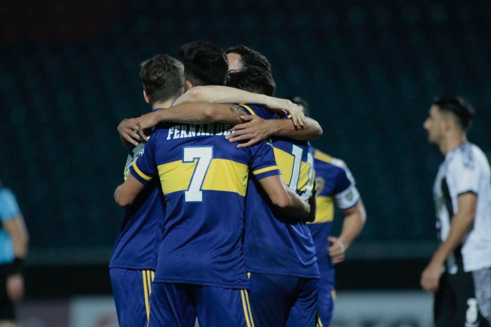 Boca superó a Libertad y volvió a la actividad colocándose en la punta del grupo.