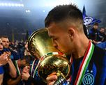 Lautaro Martínez besando el trofeo tras ganar la Coppa Italia. Lautaro Martínez besando el trofeo tras ganar la Coppa Italia.