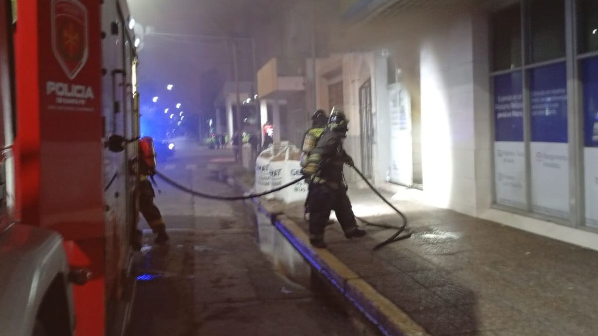 La sucursal del banco tomó fuego durante la madrugada del martes.