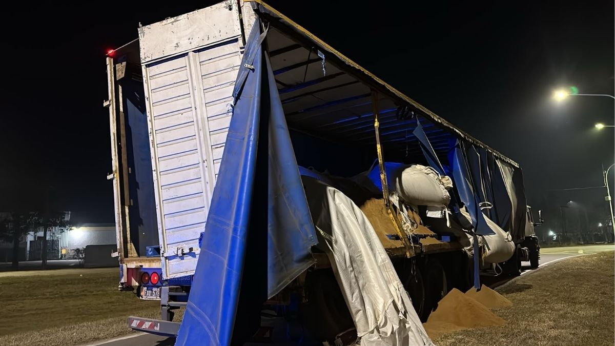 El conductor del camión relató al móvil de AIRE que descendía desde la autopista hacia la Ruta 11 cuando el colectivo impactó sobre la parte trasera derecha de su vehículo. El conductor del camión relató al móvil de AIRE que descendía desde la autopista hacia la Ruta 11 cuando el colectivo impactó sobre la parte trasera derecha de su vehículo.