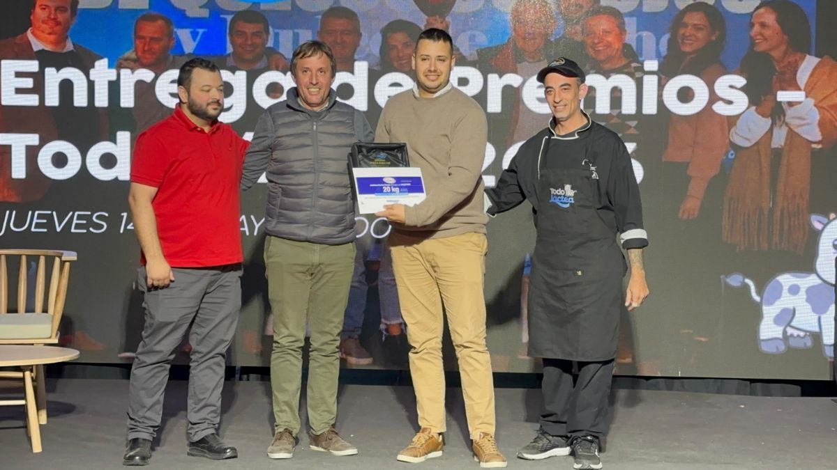 Alexis Zabala recibiendo sus premios por sus pizzas en TodoLáctea 2026.