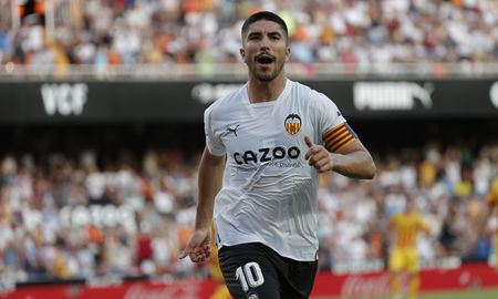 Carlos Soler deja el Valencia para convertirse en jugador del Paris Saint-Germain por cinco termporadas. Carlos Soler deja el Valencia para convertirse en jugador del Paris Saint-Germain por cinco termporadas.