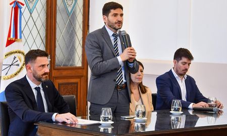 Vamos a participar del diálogo y del debate del Pacto de Mayo, confirmó el gobernador de Santa Fe Maximiliano Pullaro. Vamos a participar del diálogo y del debate del Pacto de Mayo, confirmó el gobernador de Santa Fe Maximiliano Pullaro.