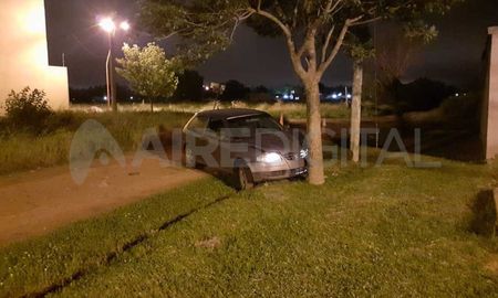 Un auto robado el lunes fue encontrado por la policía abandonado en la vía pública.