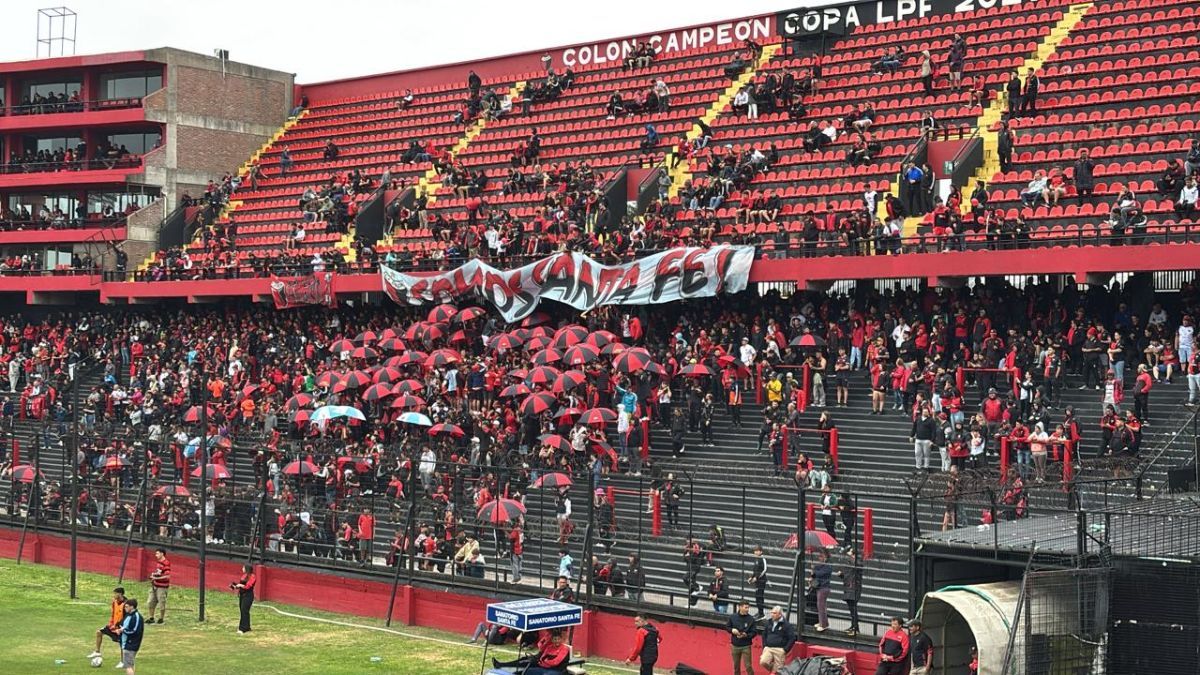 La gente de Colón le pone color a la tarde gris en Santa Fe. La gente de Colón le pone color a la tarde gris en Santa Fe.