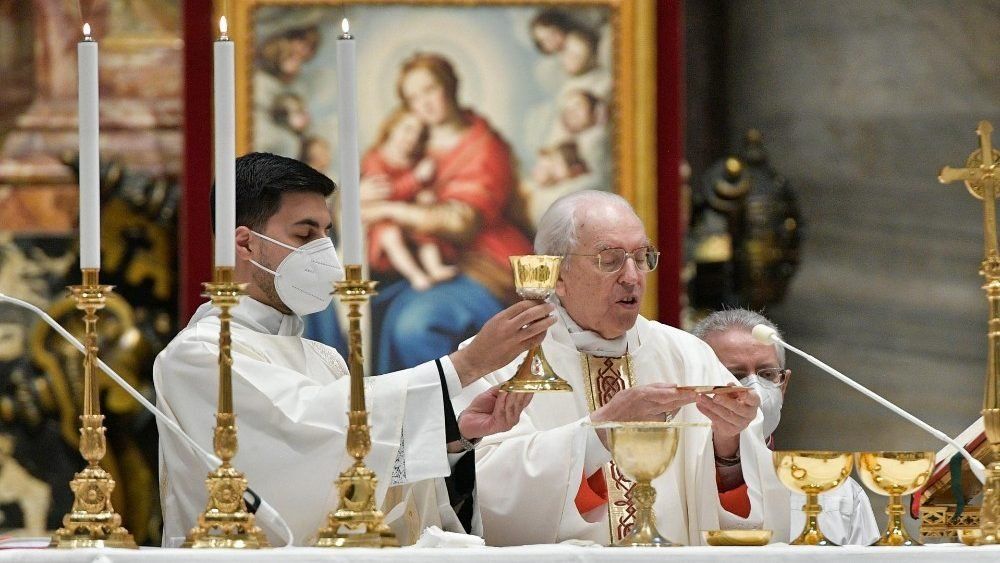 La Pascua se celebra con una misa.